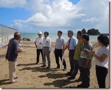 辺野古の海背景に安次富氏の説明