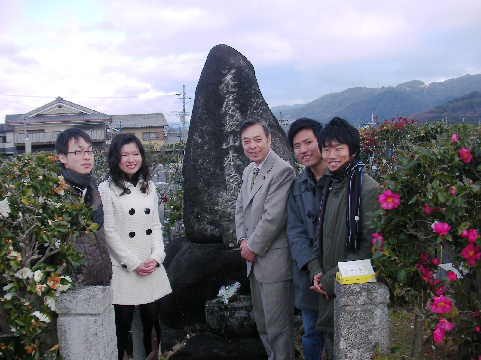 こくた恵二 Web Site 2009年解散総選挙の年!-山宣の墓前で躍進を誓う