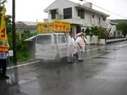 雨中で訴えるマツダ氏