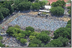 ２０１２０７１６代々木公園、本紙チャーターヘリから