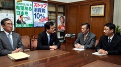 城島氏、公務員給与引下げ問題で説明