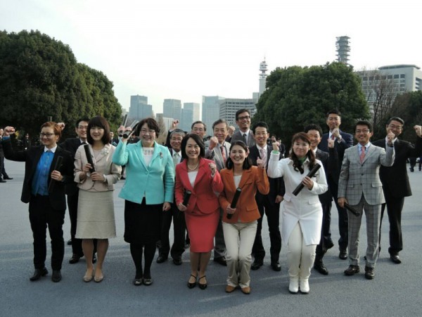 女性議員前列