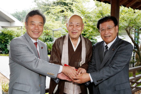 有馬師と市田・こくた握手