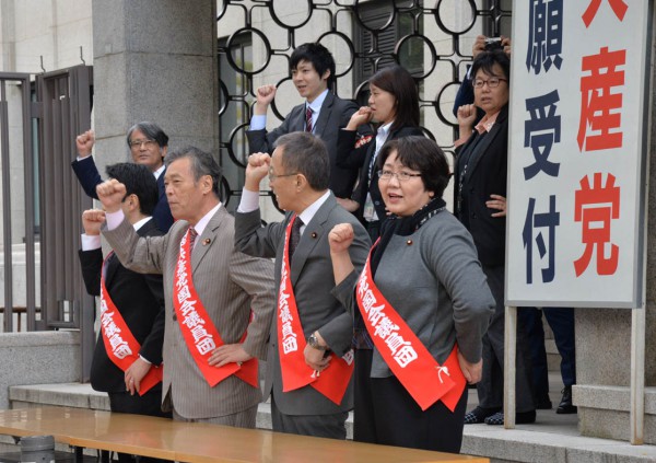 11・12デモ激励赤旗写真