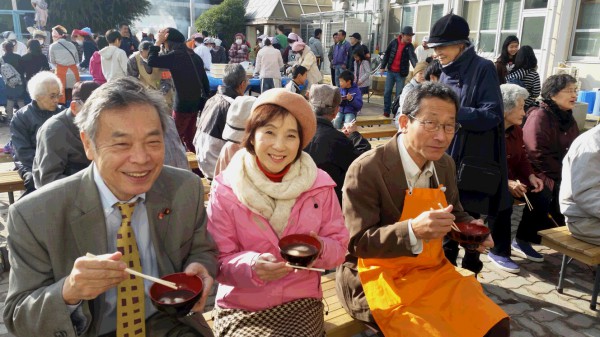 室町校で三人そろってお餅を