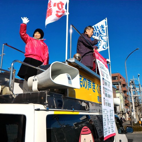 　北区白梅町での政策宣伝カーでの街頭演説。