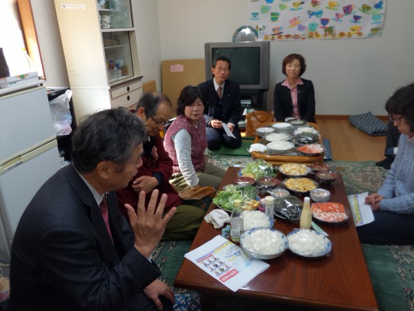 奥、正面はくらた共子市会議員、その左　さこ裕仁府会議員です。手前左が私こくたです。