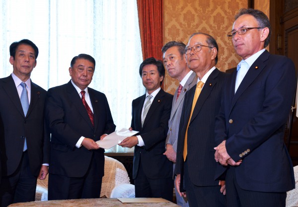 内閣不信任決議案議長提出写真3