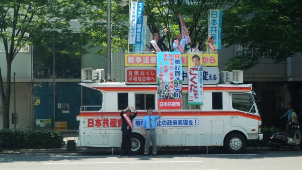 宣伝カー上段は左から平井良人市会議員、その右本庄孝夫府会議員、山本陽子市会議員です。