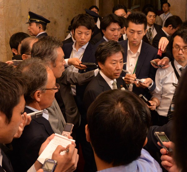 内閣不信任決議案議長提出写真1