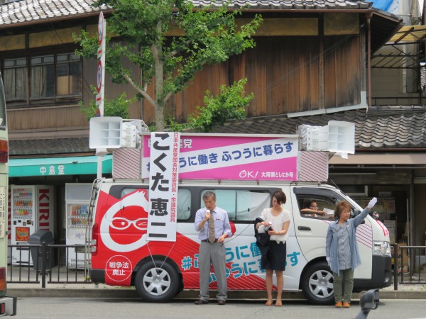 車両全体はこんなカラーリングです。銀閣寺交差点で。