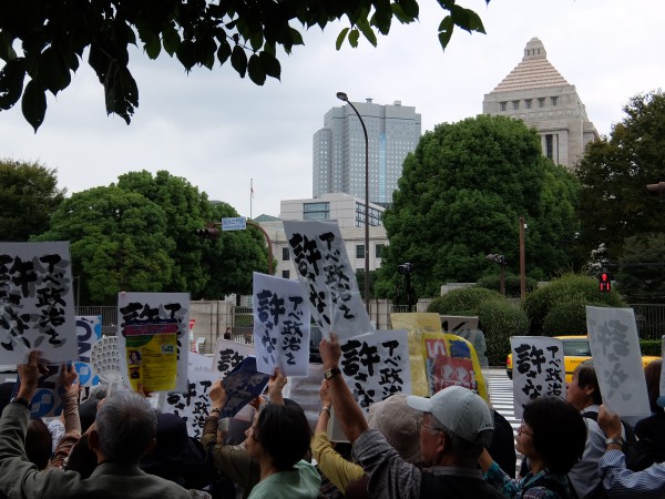 議事堂をバックに